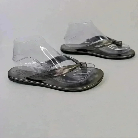 Sak’s Fifth Avenue 10022-SHOE Metallic Leather Sandals. Size 8 - Picture 1 of 11